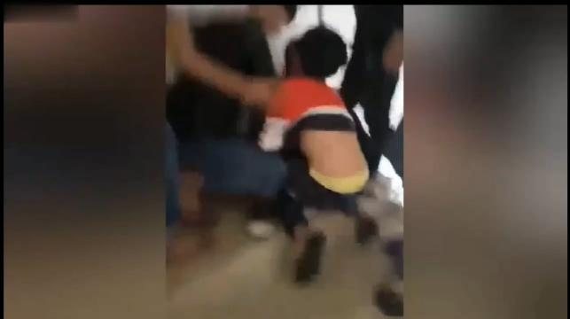 校园暴力五六个男生楼梯间欺负一个女同学-xj