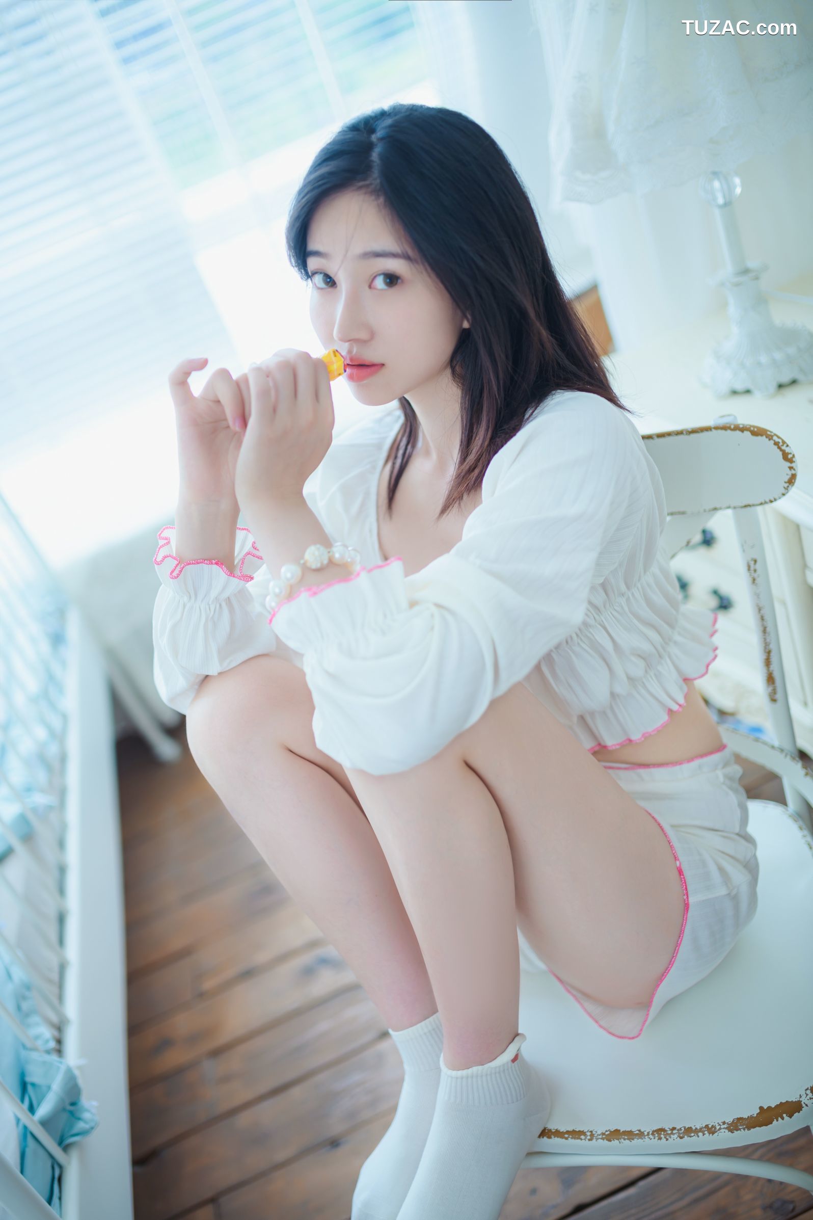 年年-爱吃棒棒糖的少女