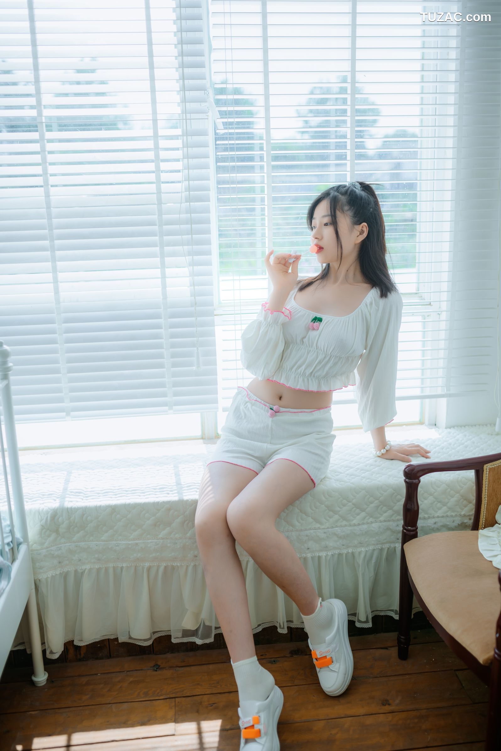 年年-爱吃棒棒糖的少女