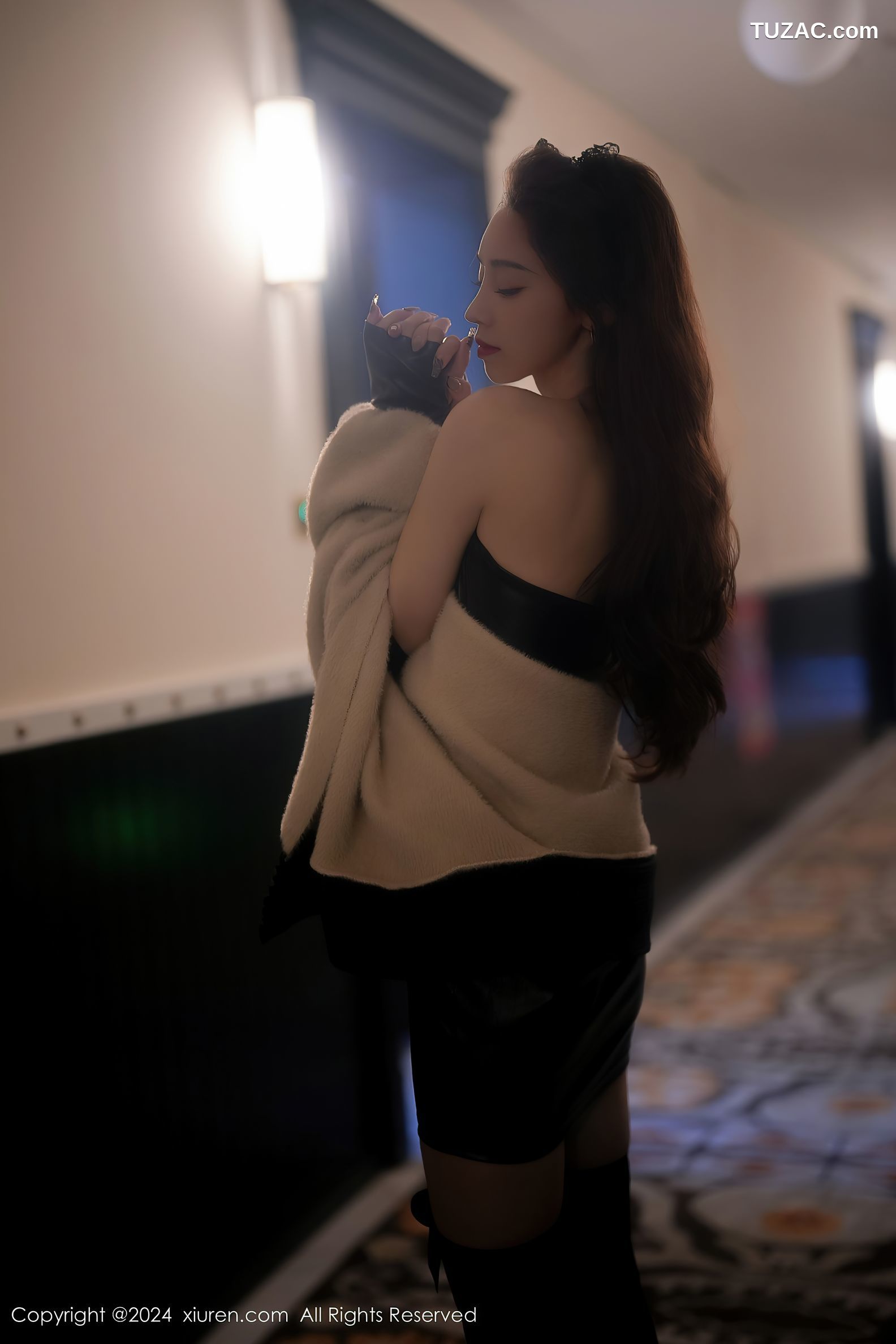 XiuRen秀人网-8049-苏曼兮-黑色露肩连衣短皮裙黑丝-2024.02.01
