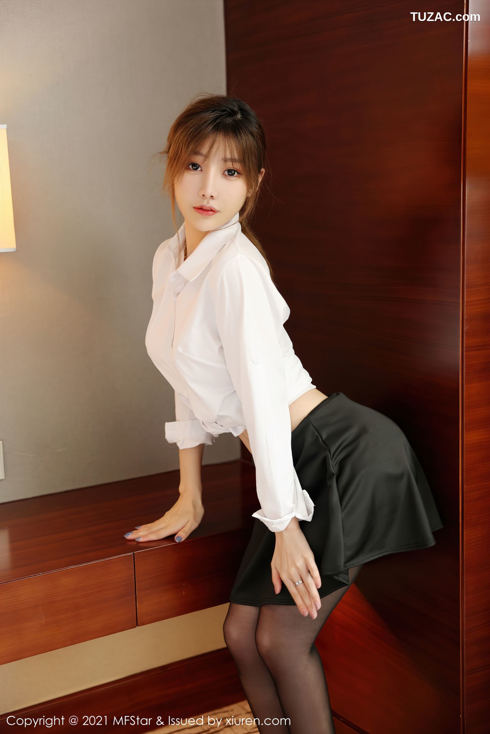 MFStar模范学院-525-李颖煊Baby-白衬衫黑短裙黑丝吊带袜-2021.08.13