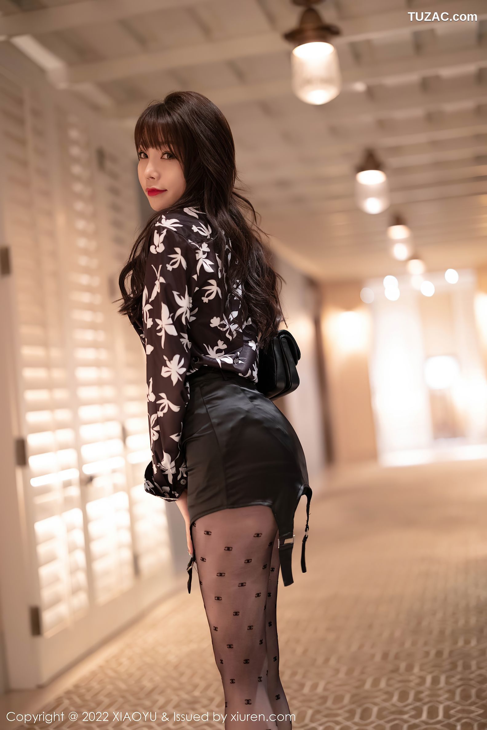 XiaoYu语画界-693-芝芝Booty-花纹衬衣黑短裙黑丝-2022.01.10