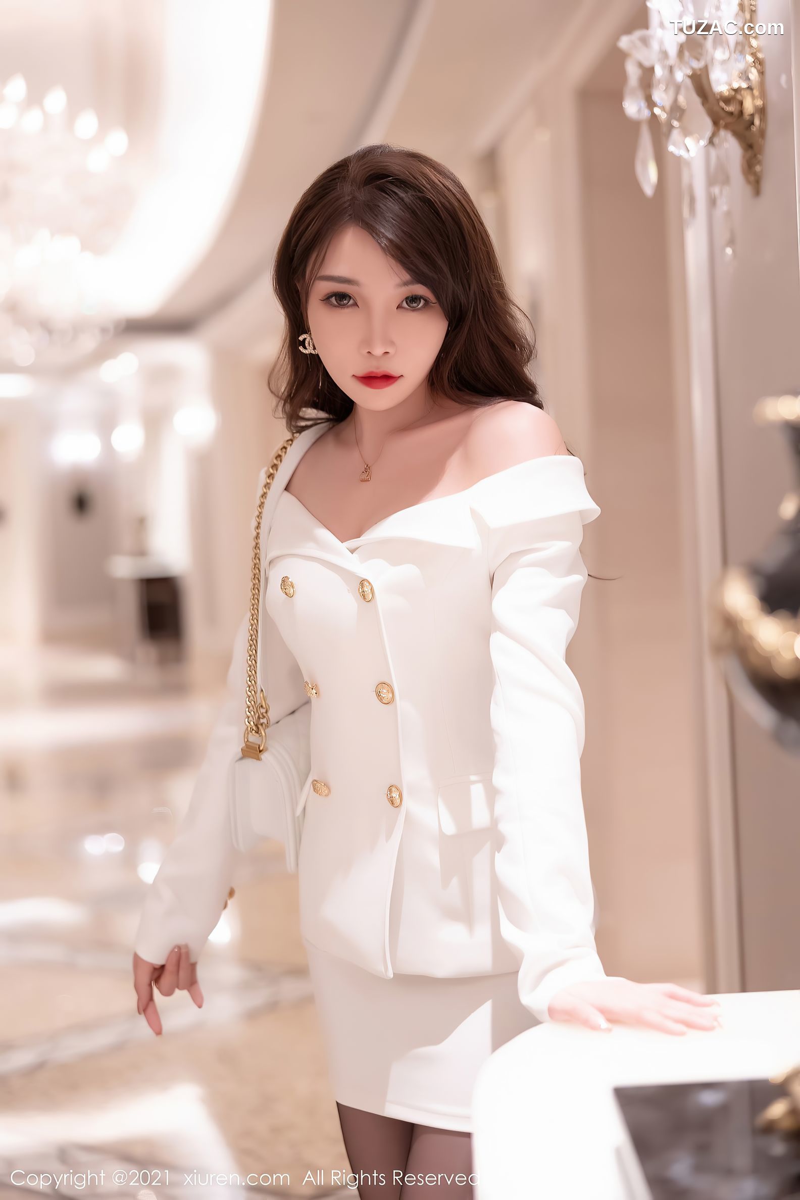 XiuRen秀人网-4169-芝芝Booty-深圳旅拍典雅服饰性感内衣黑丝裤袜-2021.11.04