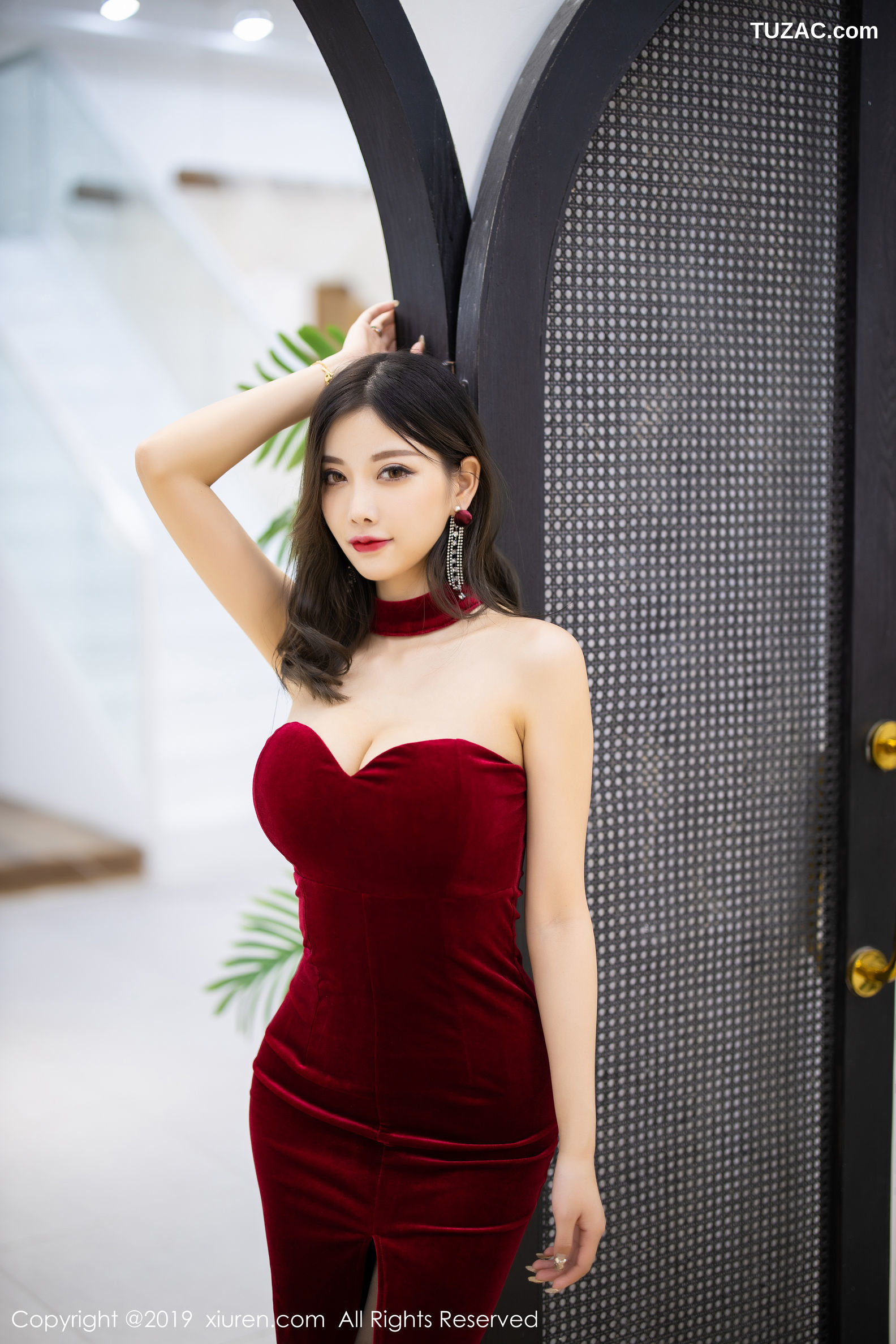 XiuRen秀人网-1650-杨晨晨-《吊裙内衣与丝袜美腿》-2019.08.27