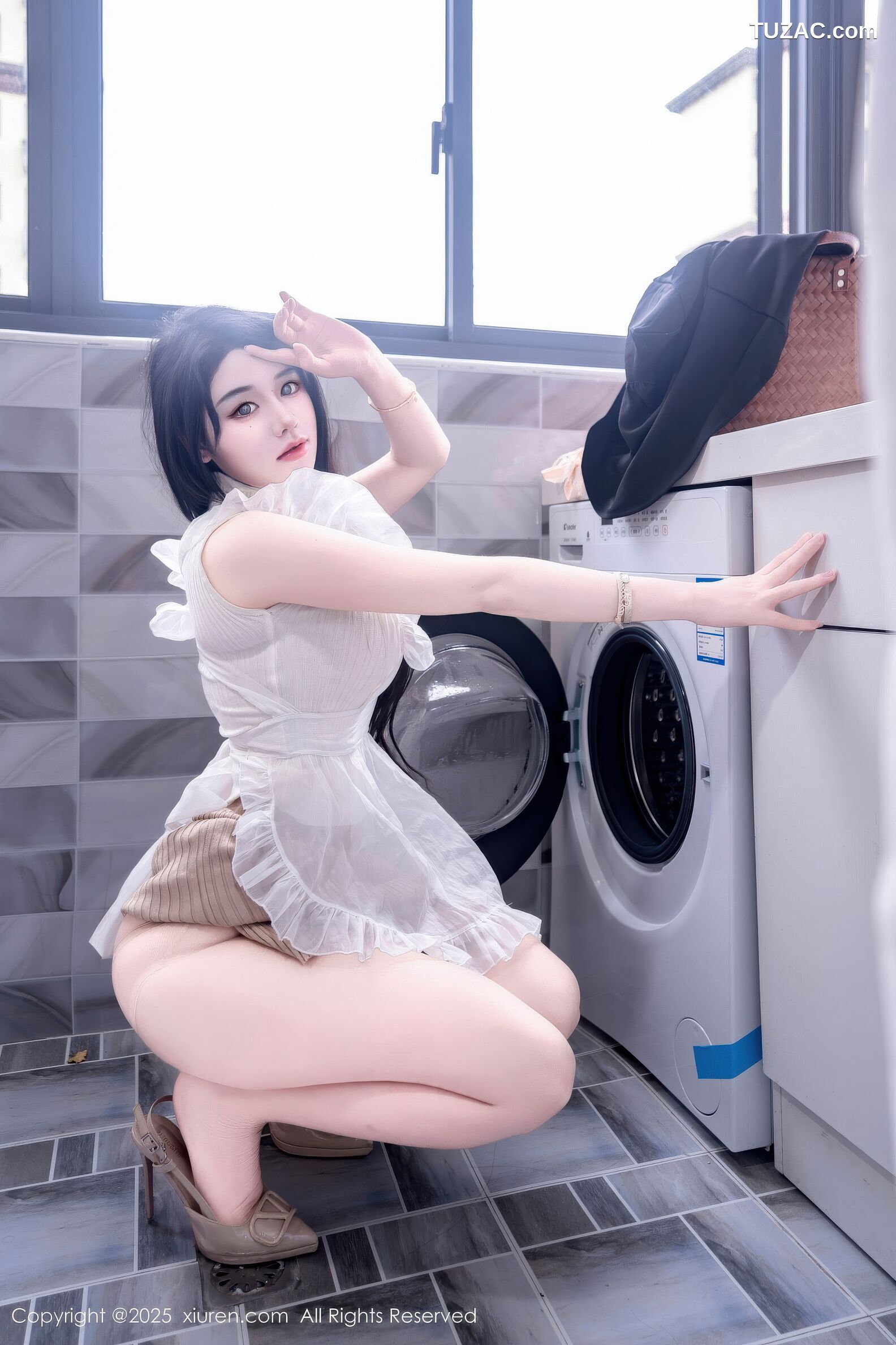 XiuRen秀人网-11010-汐汐爱吃草莓-善良家政姐姐肥臀爆乳-2025.11.20