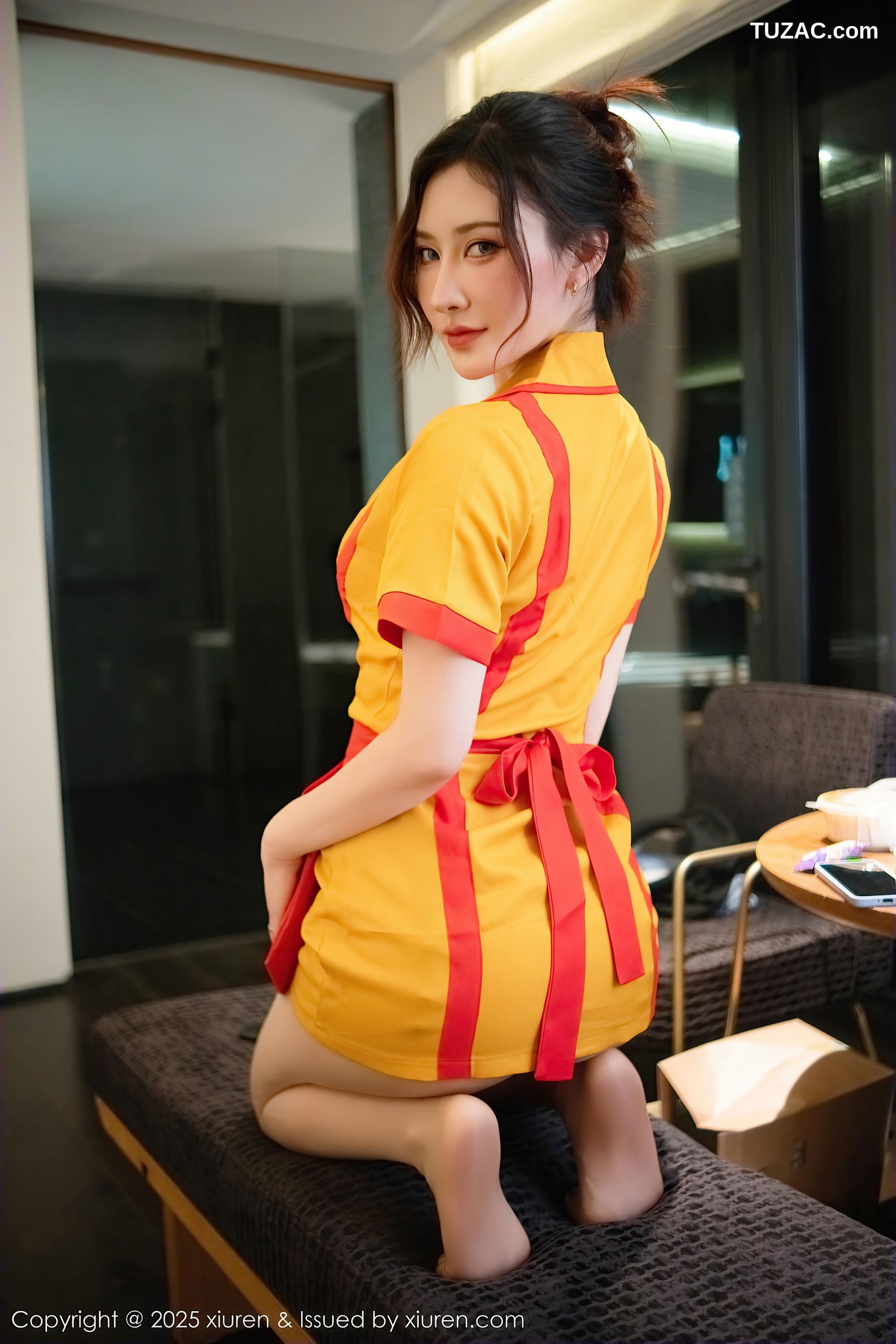 XiuRen秀人网-9695-蕾蕾醒了没-cos制服破产姐妹墨绿内衣爆乳-2025.01.02
