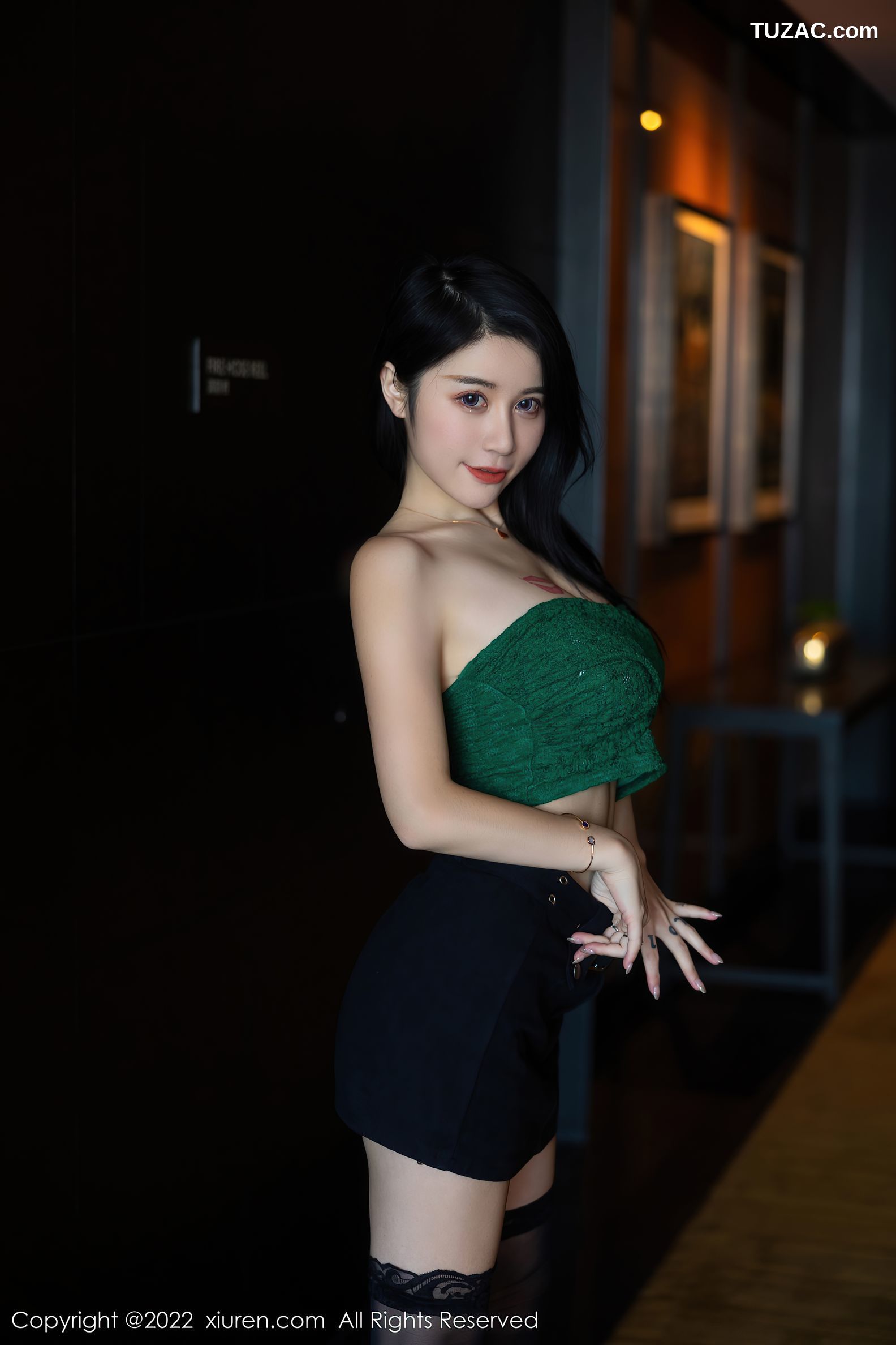 XiuRen-No.5455-美七-暗绿抹胸深蓝短裙黑丝