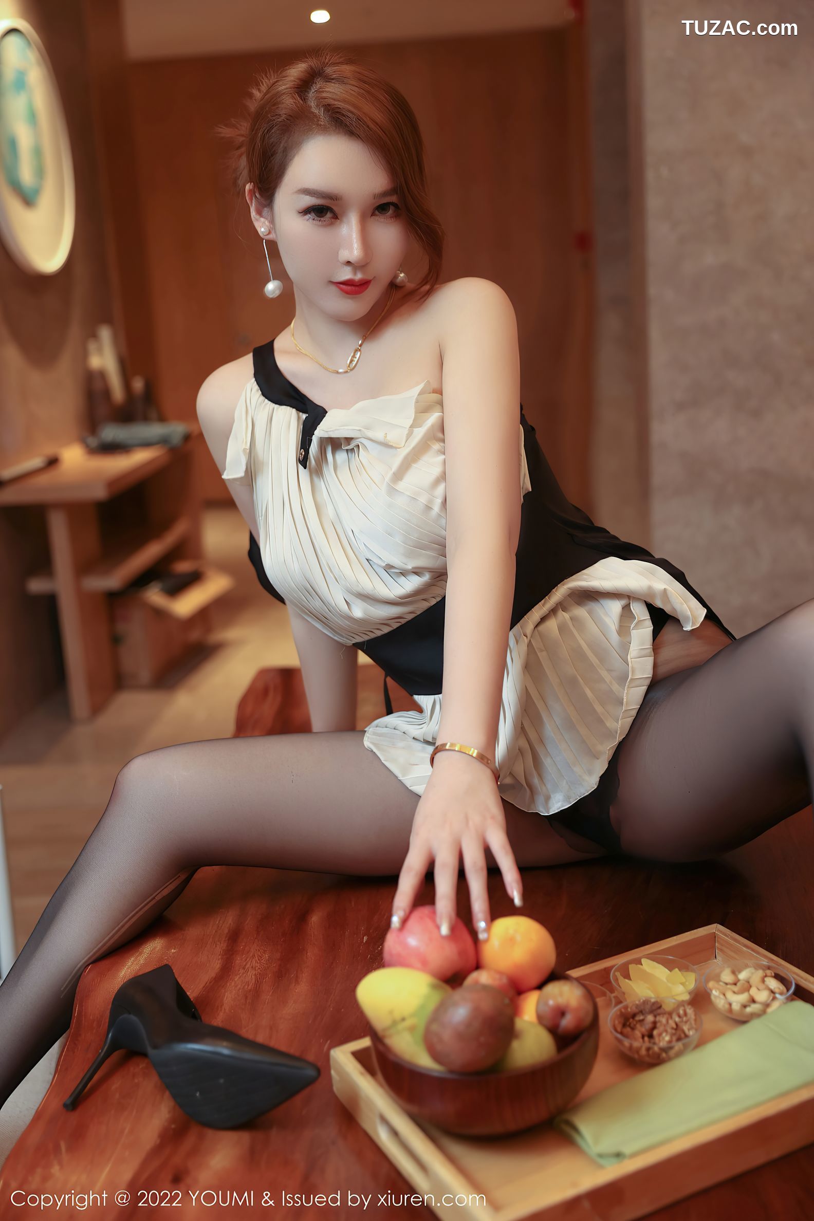 YouMi尤蜜荟-818-尤妮丝-白衫黑短裙黑丝