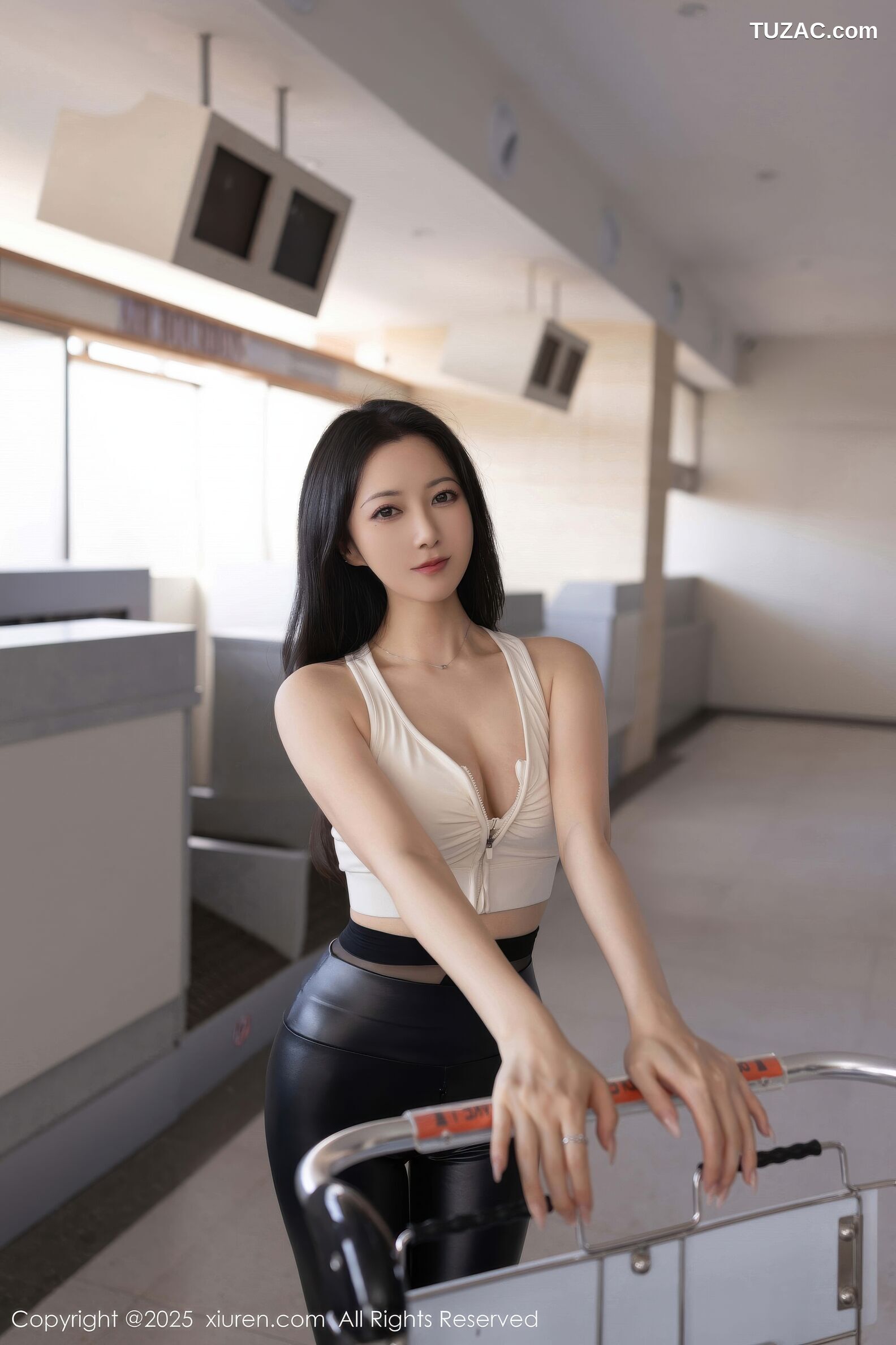 XiuRen秀人网-11021-鱼子酱Fish-黑色皮裤白背心黑丝-2025.11.21