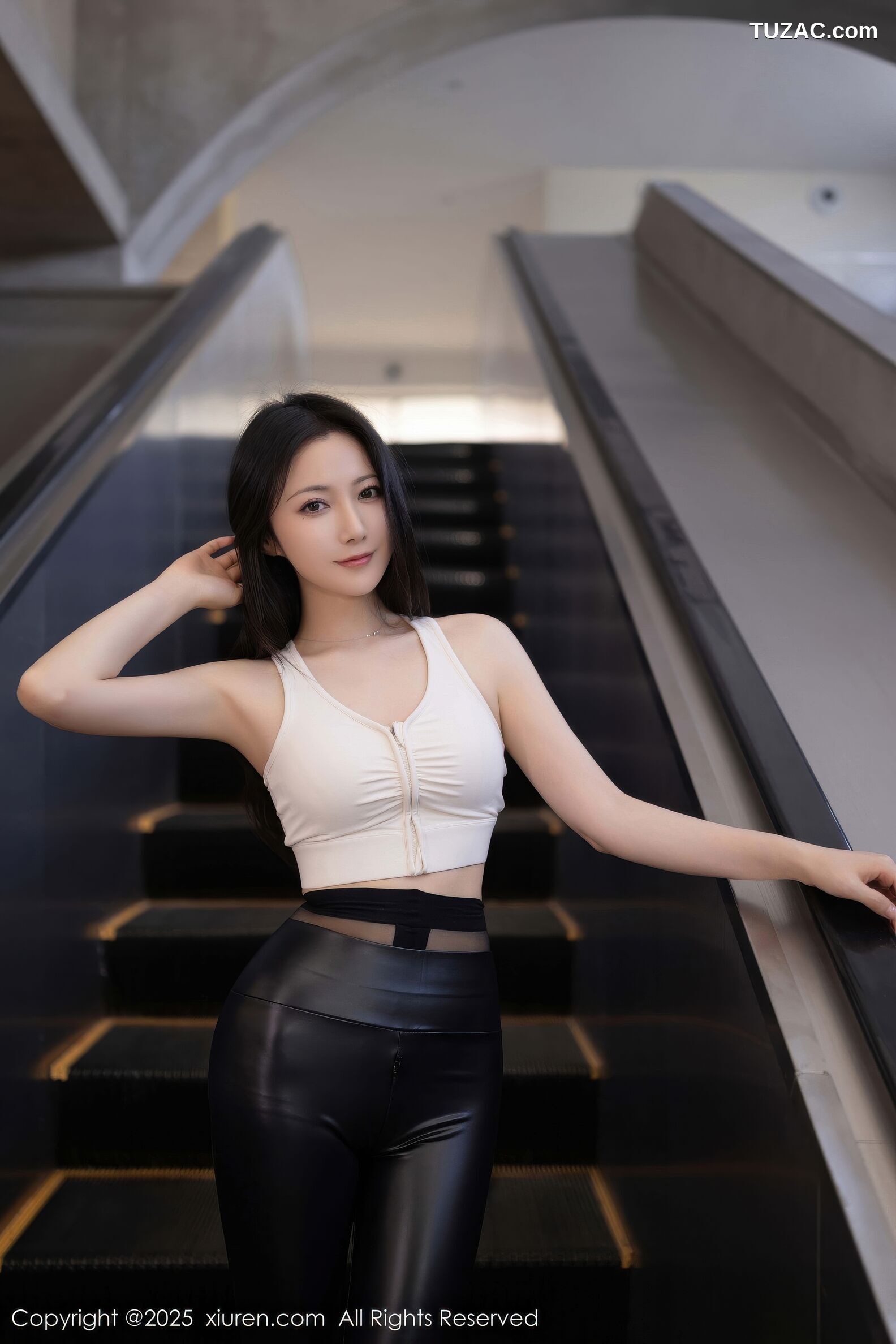 XiuRen秀人网-11021-鱼子酱Fish-黑色皮裤白背心黑丝-2025.11.21