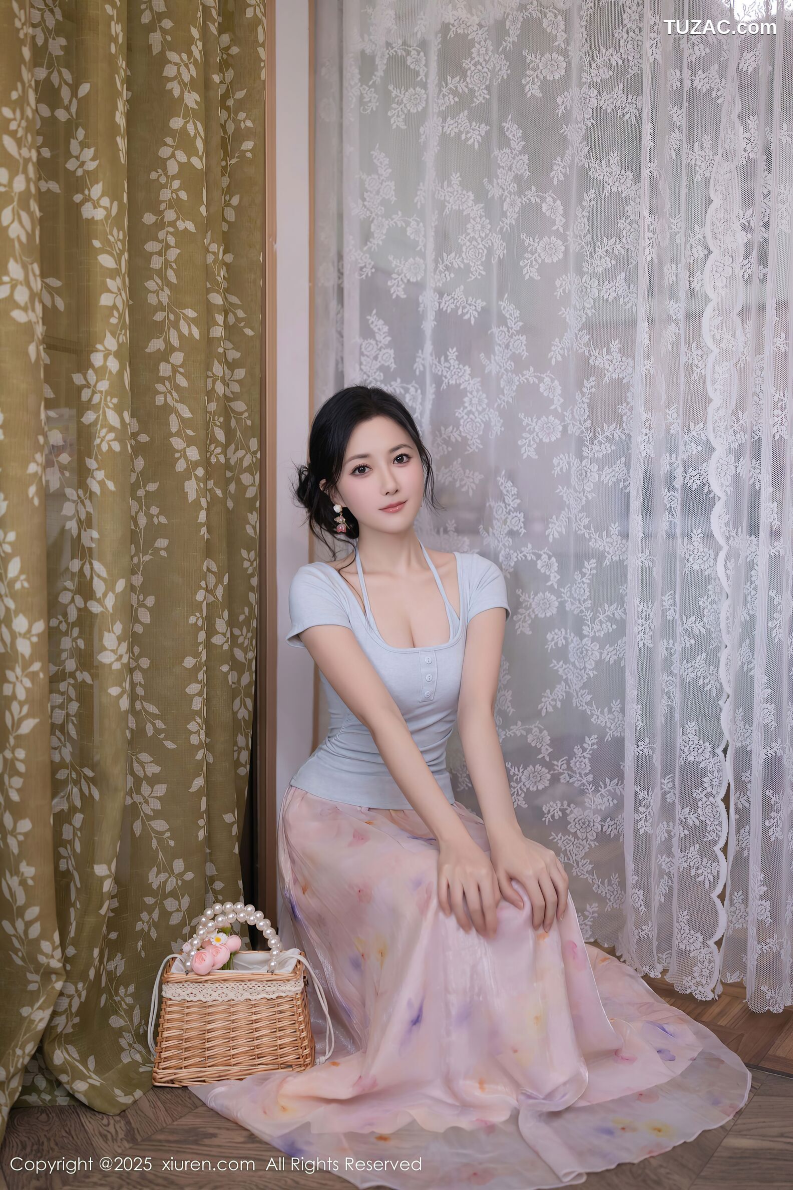 XiuRen秀人网-10656-鱼子酱Fish-浅灰T淡粉纱裙诱人肉色丝袜-2025.08.15