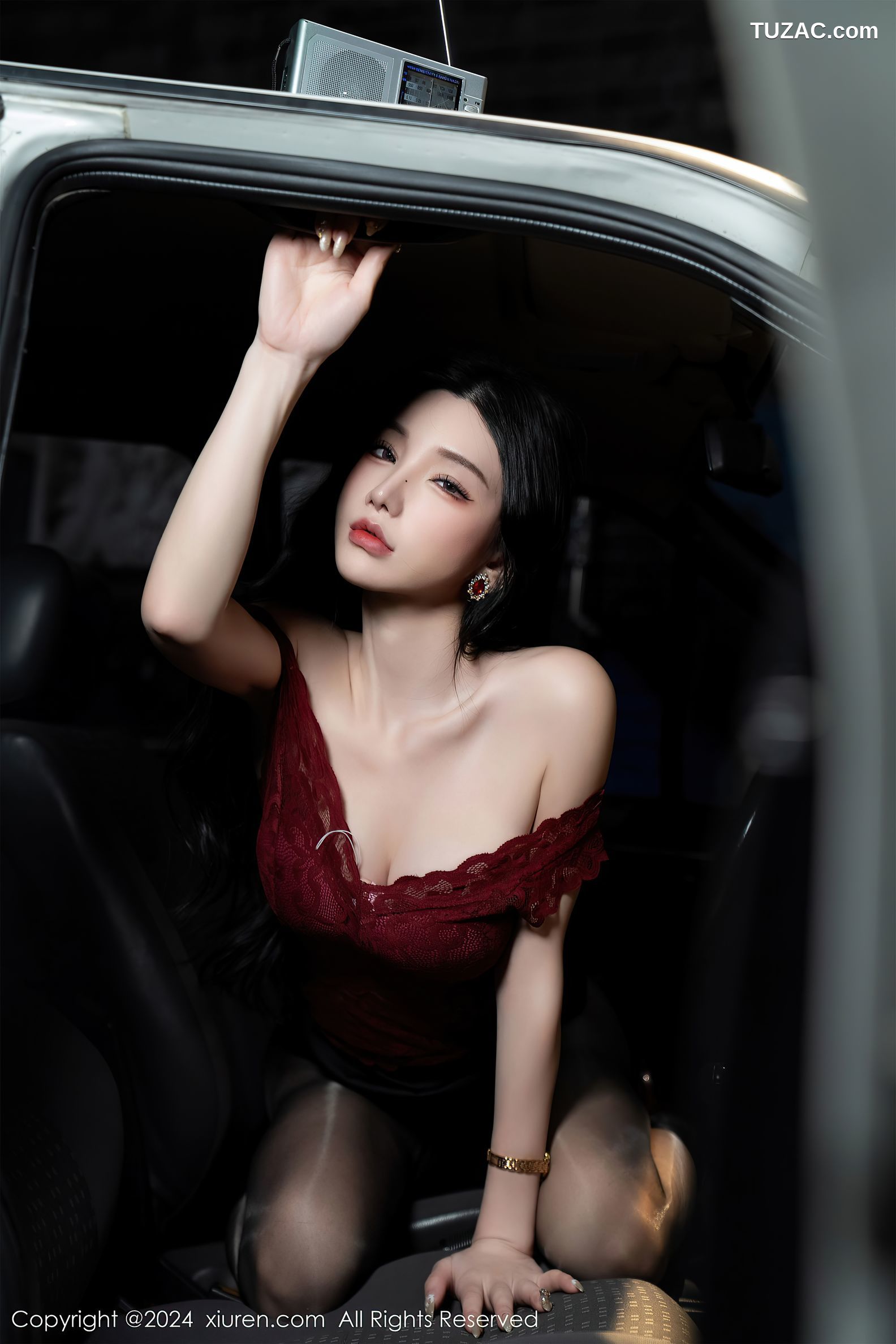 XiuRen秀人网-7993-周于希Sally-主题《想要一场车震》红蕾丝黑短裙黑丝-2024.01.19