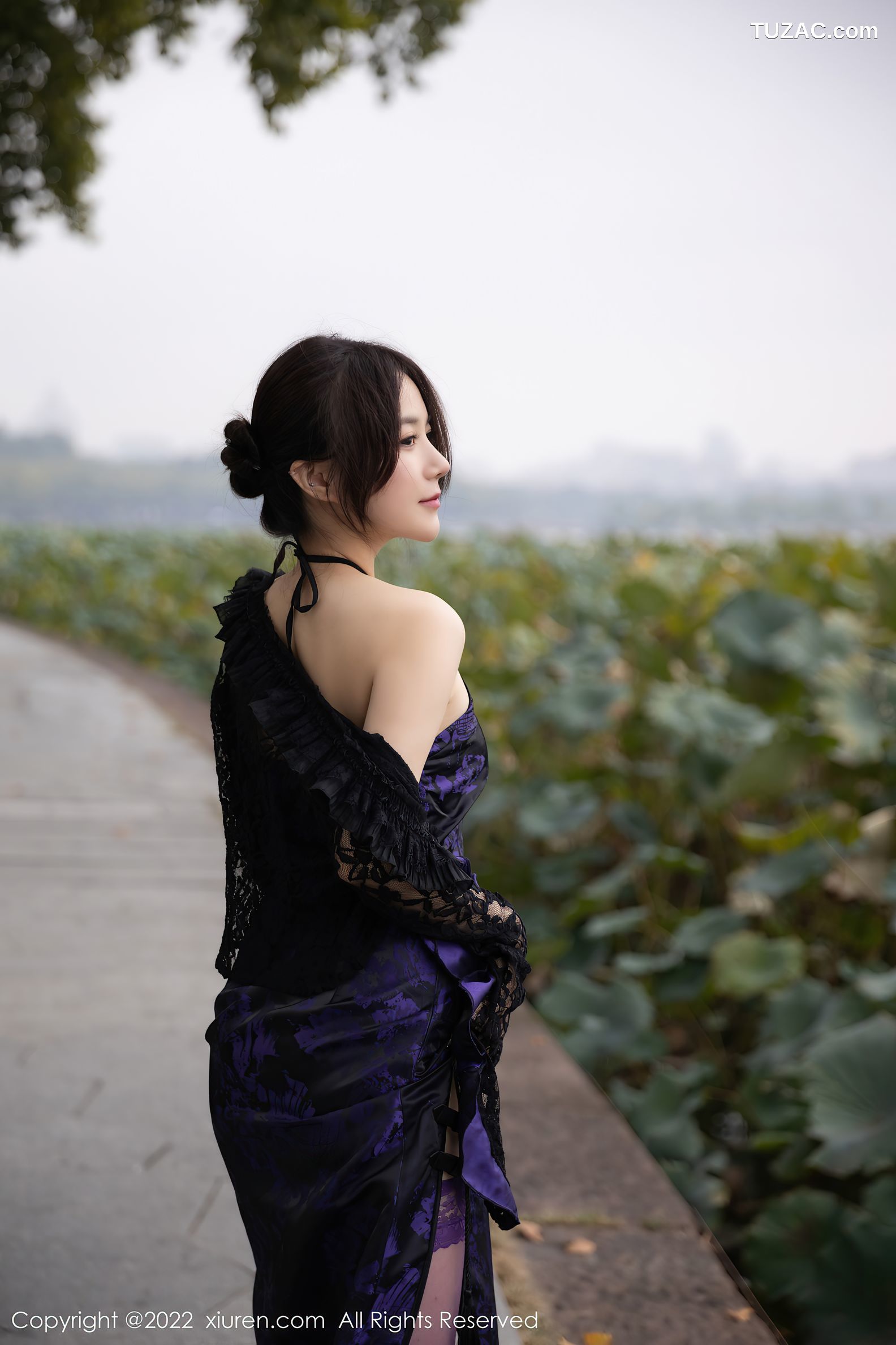 XiuRen秀人网-6074-鱼子酱-独角戏主题露肩连衣裙紫色丝袜