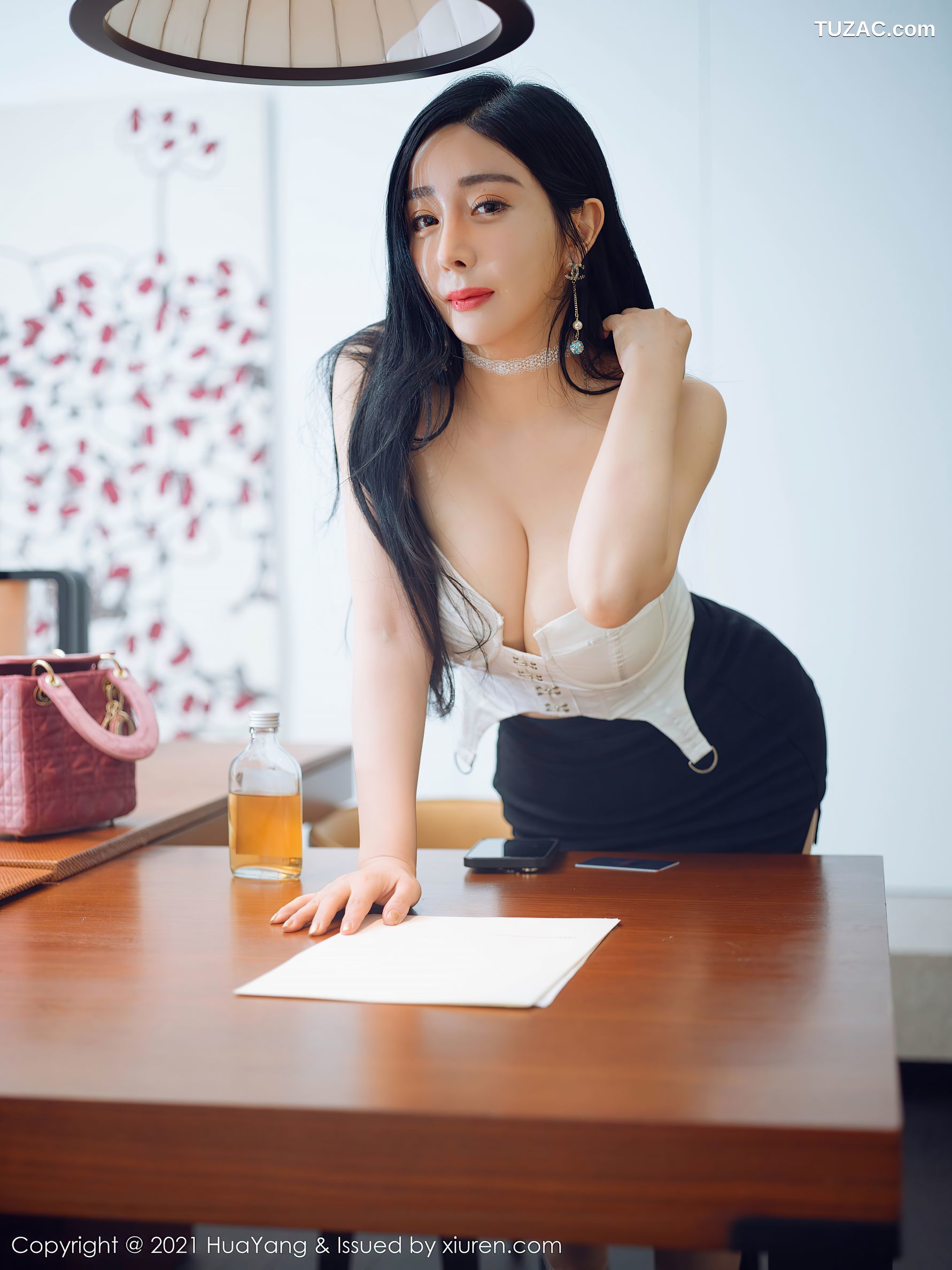 HuaYang花漾-381-允爾-白衣黑裙职业装爆乳