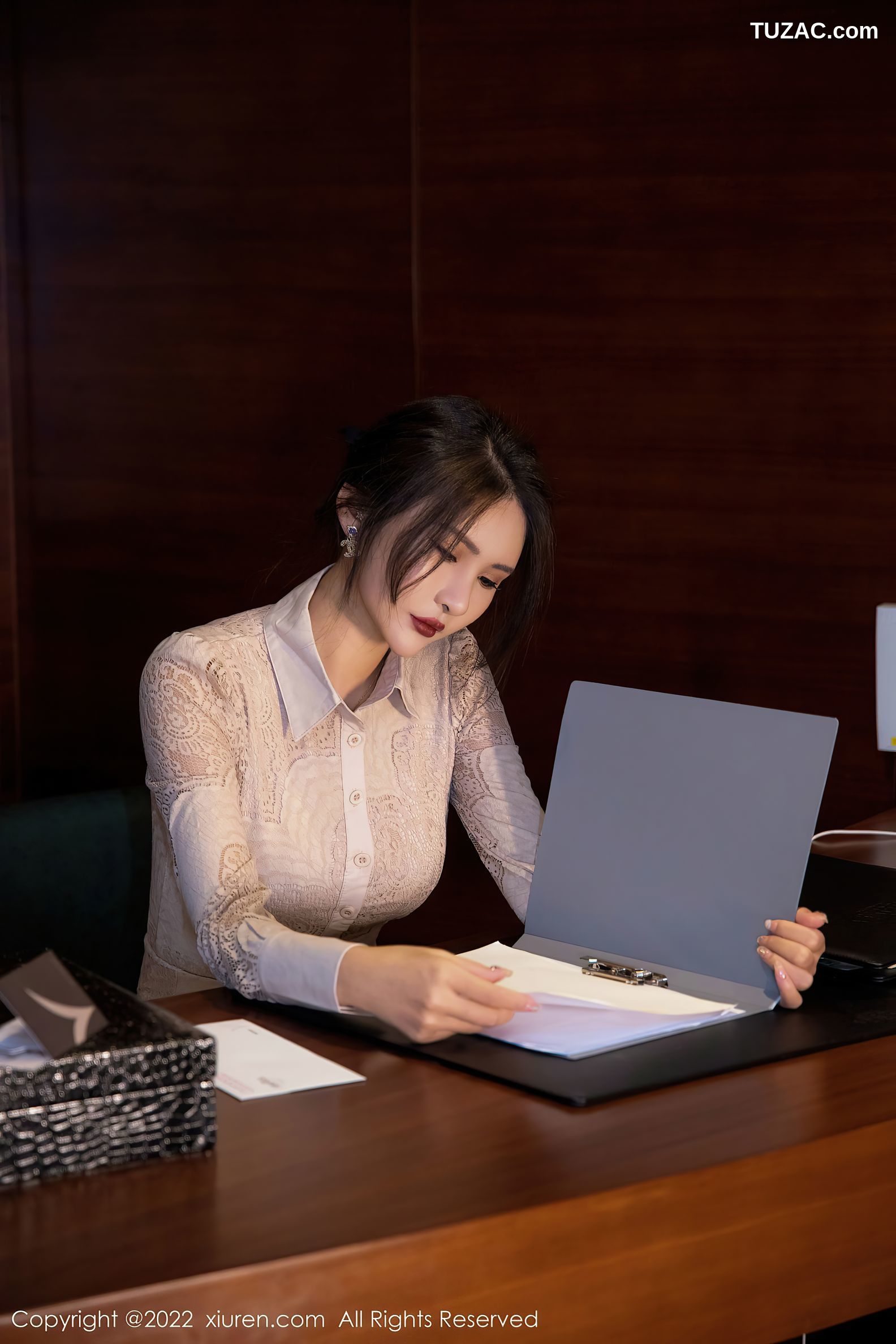 XiuRen秀人网-4874-Emily尹菲-性感OL装扮蓝色蕾丝内衣原色丝袜-2022.04.15