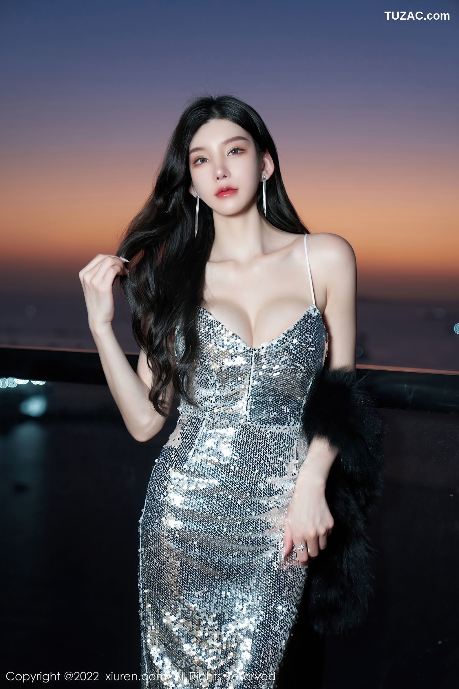 XiuRen秀人网-4628-周于希Sally-三亚旅拍闪亮银色吊带裙白丝吊带袜-2022.02.23