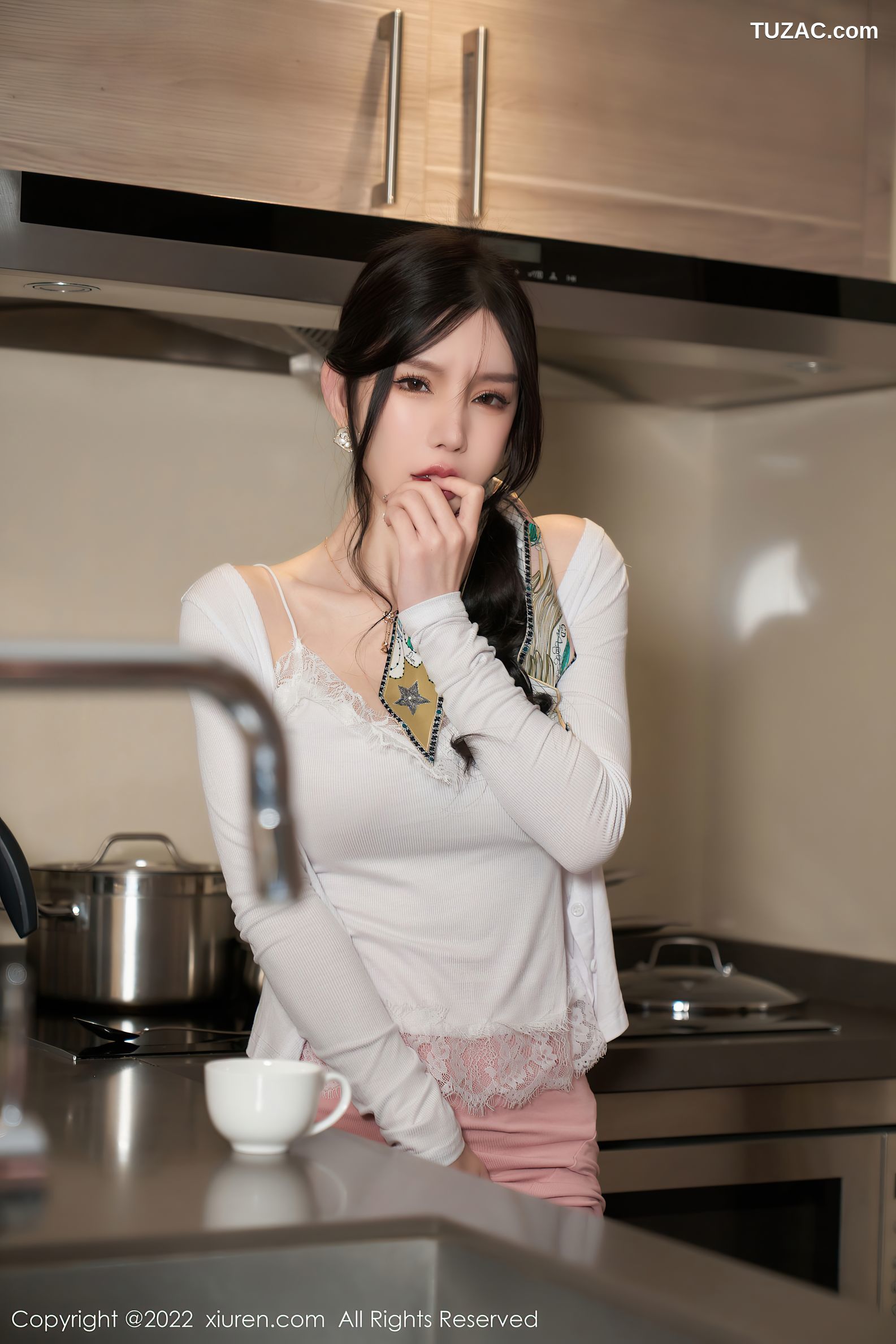 XiuRen秀人网-4517-周于希Sally-情节拍摄白色收身上衣粉色裙子-2022.01.26