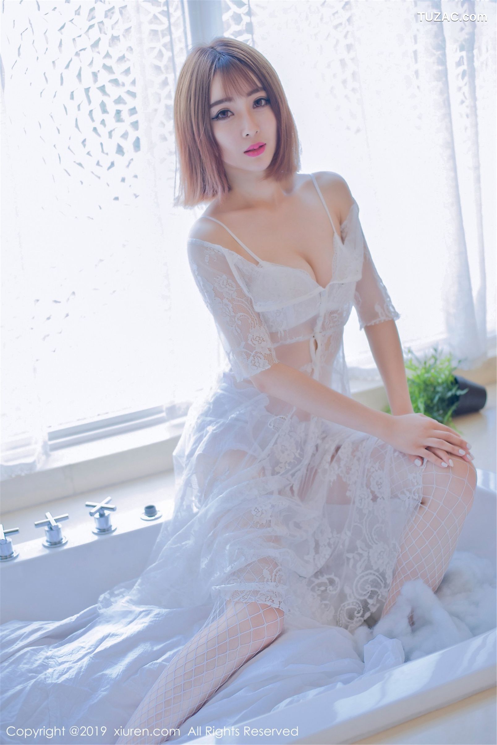 XiuRen秀人网-1406-凌萍儿-《邻家女孩的感觉温柔宁静》-2019.04.19